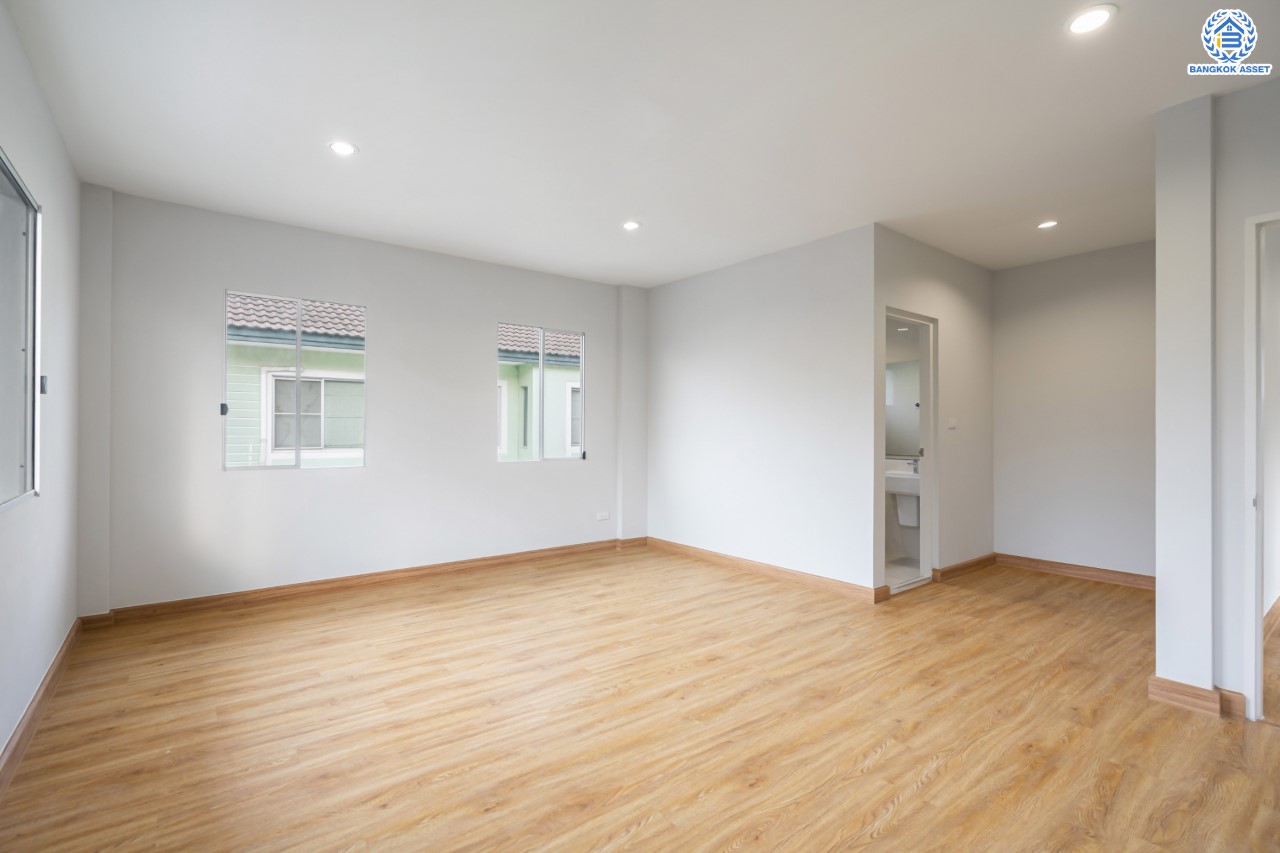 บ้านมือสองตกแต่งใหม่ แบรนด์ L&H ม.พฤกษ์ลดา ติวานนท์-ราชพฤกษ์ เนื้อที่ 52.6 ตร.ว. ฟังก์ชัน 3 ห้องนอน 2 ห้องน้ำ จอดรถได้ 2 คัน บนทำเลติดใหญ่ ถนน 345 ต่อเนื่อง ถ.ราชพฤกษ์ เชื่อมต่อหลายเส้นทาง ใกล้ทางด่วน "ศรีสมาน"